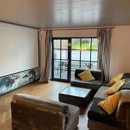 Beautiful Big House With Garden Tybinga